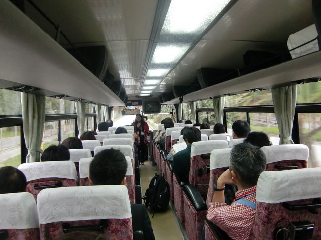 バス車内で号車ごとの担当添乗員から挨拶、<br />この方はJAF主催の遊覧飛行ツアーでもワタクシのバス担当でした。