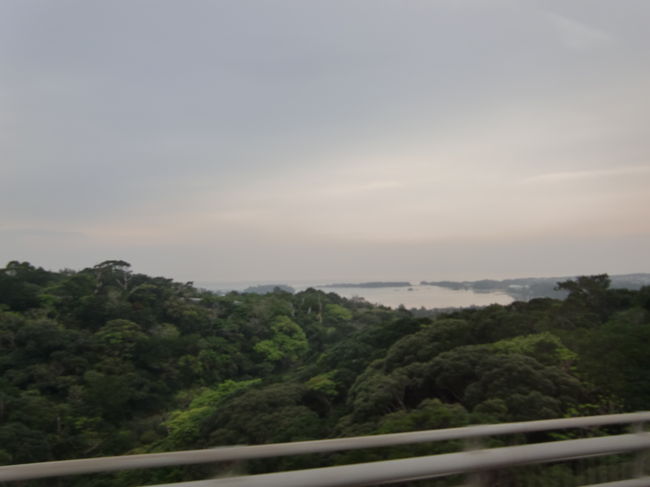 バスは高速道路を北上し琉球村を目指します。<br /><br />ワタクシは沖縄には何回も来ていますが実は那覇より北は今回初めてでした。