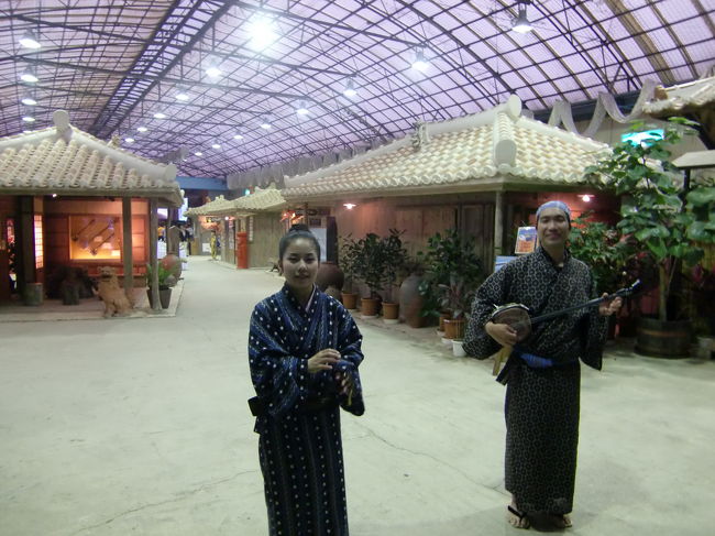 沖縄の伝統的衣装を着たスタッフが三線を弾いてお出迎え。