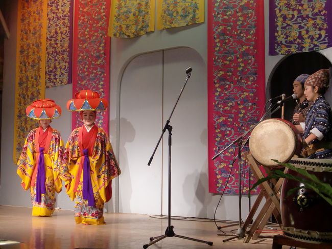 沖縄の伝統的な衣装の紅型に花笠姿での琉球舞踊が披露されました。