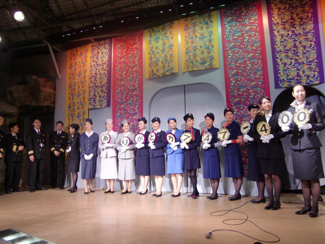 歴代の制服を着たキャビンアテンダントの撮影