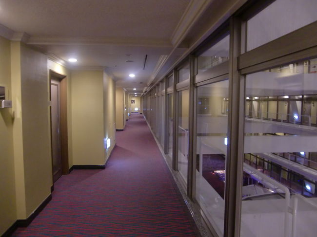 廊下<br /><br />ホテルの中央が吹き抜けになっている開放的な構造です。
