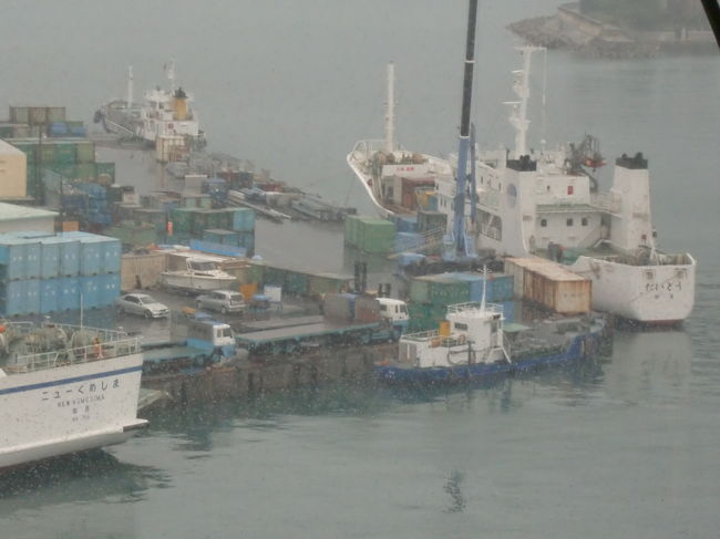 ホテルは泊港に面していて、フェリー乗り場が目の前なので、<br />沖縄本島周辺の離島に行くには非常に便利なホテルです。<br /><br />画像に写っている船は大東島へ向かう「だいとう」です。