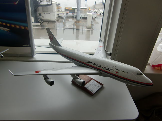 幻の鶴丸塗装の-400<br /><br />導入前のイメージイラストで見たことあるような気がしますが、<br />模型など立体的な形で見るのは初めてです。<br />意外と似合っていますね。<br /><br />もしJALが今のような状況でなければ退役する前に1機くらい復刻塗装が施されて実現していたかもしれませんね。