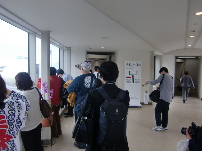 ボーディングブリッジは最後の雄姿を収めようとする人で混みあっていました。