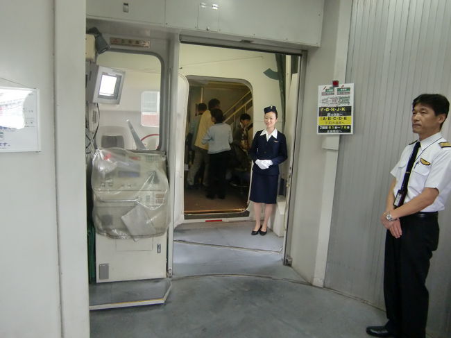 シップサイドにて<br /><br />岩崎キャプテンと往年の制服を着たキャビンアテンダントがお出迎えです。