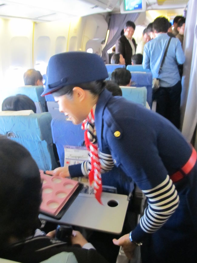 機内サービスが始まりました。<br /><br />1024便でも歴代の制服を着用してのサービスです。