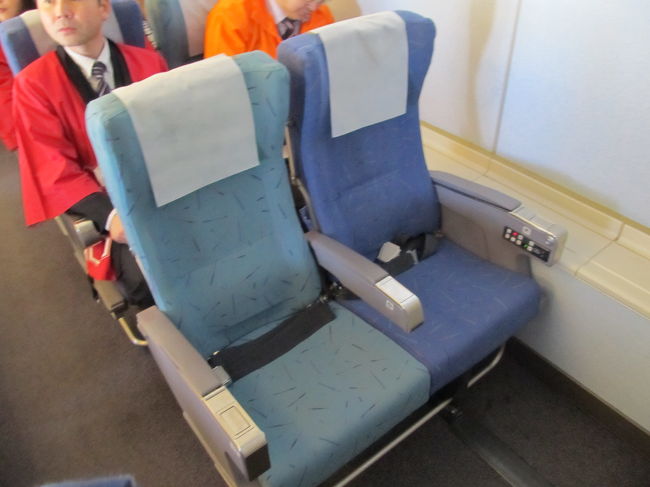 階段脇の座席はアッパーデッキのように脇に物入れがあります。