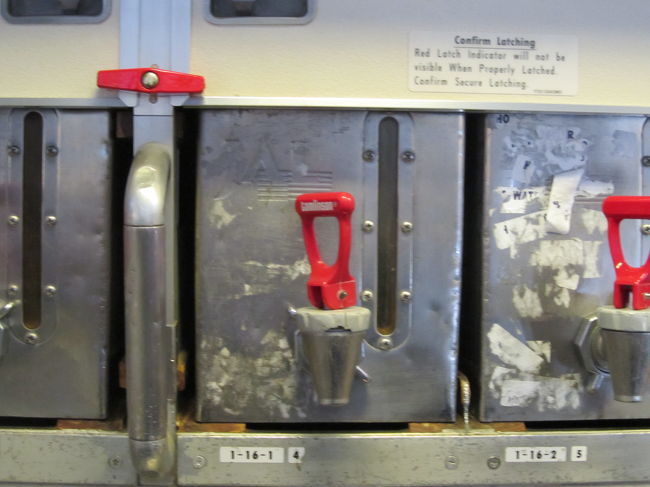 ギャレーに残る旧JALロゴマーク。