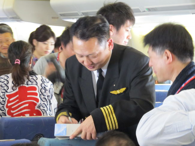 澤木キャプテンも客室をまわりサインや記念撮影で大忙し。