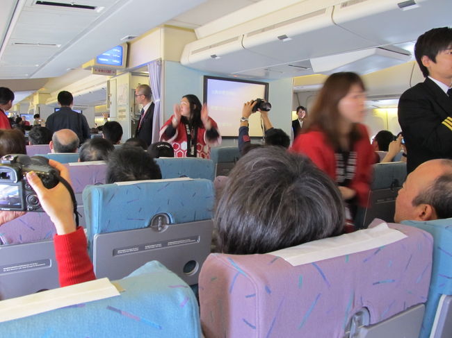 着陸態勢に入る前に澤木キャプテンの音頭で三本締め、<br />この時の澤木キャプテンは感極まったのかちょっと涙声になってました。