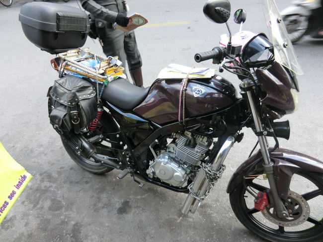 お巡りさんのバイクが泊まりました・・・