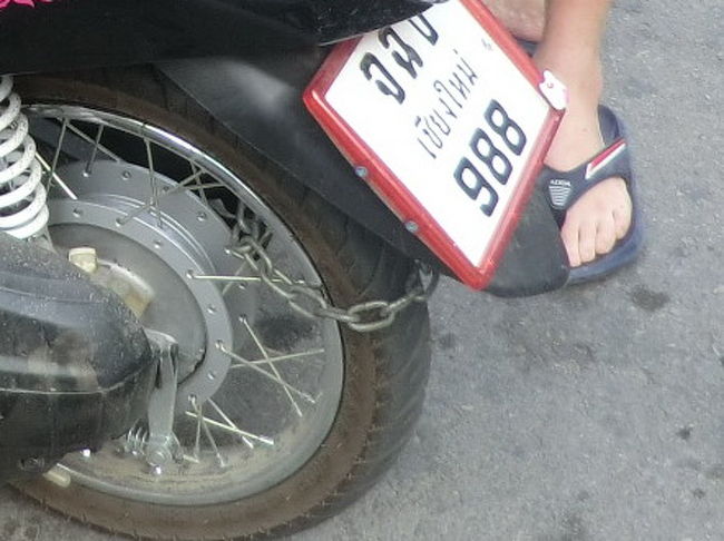 ２台のバイクにチェーンを手早くかけます・・・