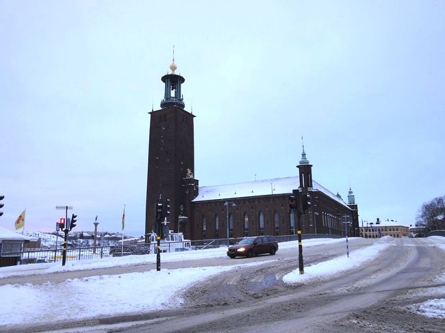 朝食を取り荷物をパッキングしてすぐにチェックアウトできる状態にしてから市庁舎へ。