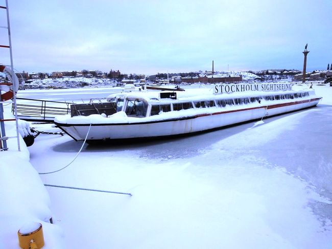 市庁舎手前の運河ツアーのボートは運河が凍結しているので係留されたままです。