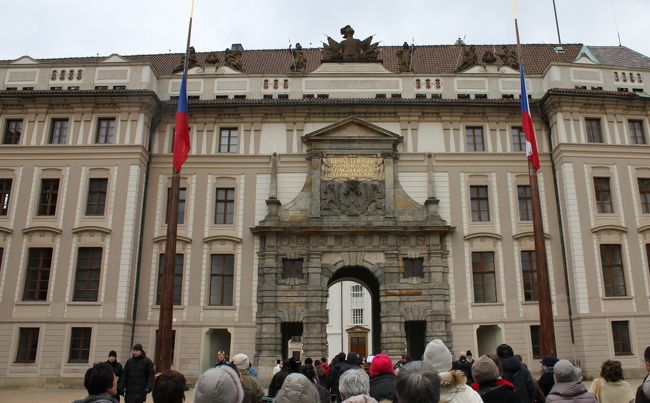 プラハ城に続いてる門だったかな〜<br />自分のほかにも観光客がいっぱいだったな