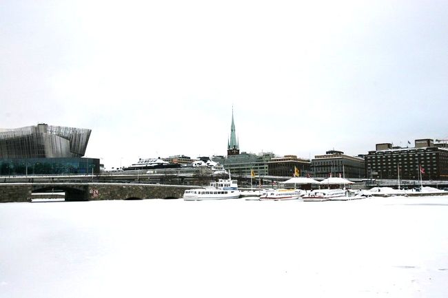 ホテルの隣のクララ教会の塔も市庁舎前の運河から望むことができます。