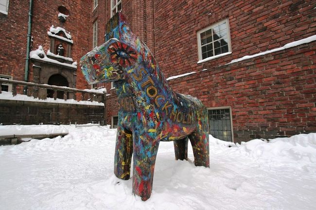 こちらもそうですが市庁舎中庭にある色々な色が塗られた馬の像？