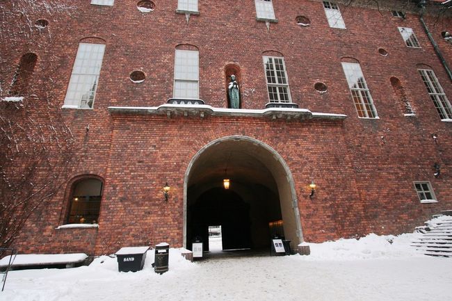 ツアー開始時間が近くなると皆集合場所の市庁舎内のショップに集まり始めます。