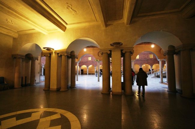 ツアーが始まり最初にまずノーベル賞の祝賀会場のブルーホールに向かいます。