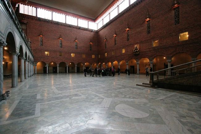 ツアー客がある程度集まるとガイドが説明を始めますが説明をじっくり聞いていると写真撮影ができないので適度な距離を置きます。<br />