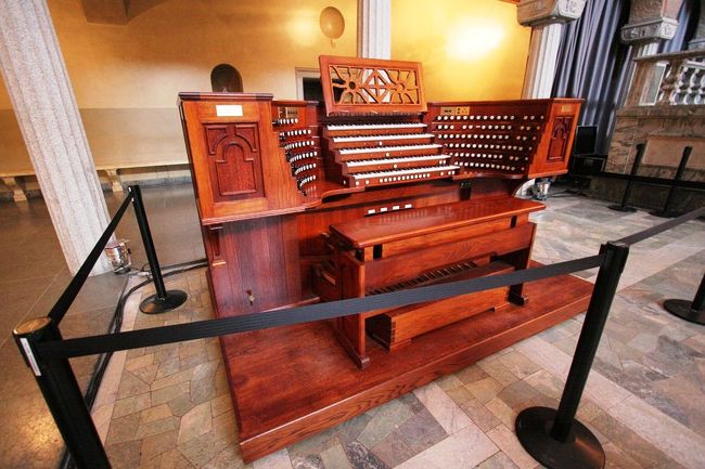 ブルーホール内にあるヨーロッパで一番の１３８音律あるパイプオルガンだそうです。