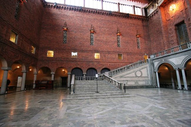 この階段を上り次のフロアに写ります。