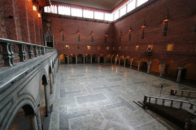 この”ブルーホール”ですが本来は名前の通り青色になるはずだったとの事ですが、レンガの美しい赤色を残したまま今日に至るそうです。