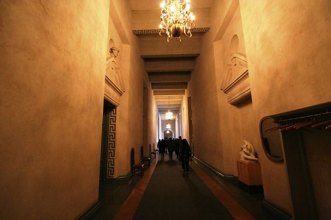 ガイドに続いてゾロゾロと市庁舎内を歩きます。