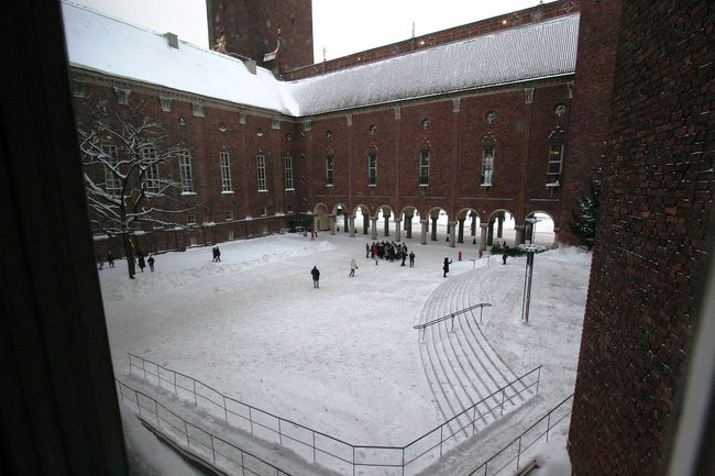 通路の途中には窓から中庭の様子も見ることが出来ました。