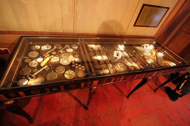 ツアーの次の場所の市議会室の前の部屋にはかなりの数のメダルが並べられていました。