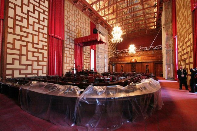 市会議室の両脇(写真では正面奥)には２００席の一般傍聴席になっているそうです。