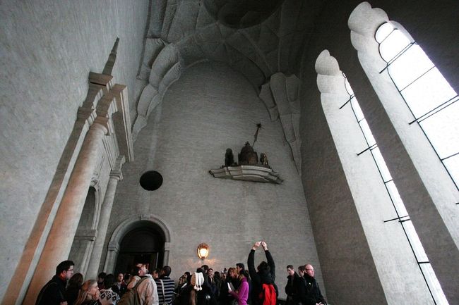 市議会室の次は”100のアーチ”観光客皆が天井に向かってシャッターを切ります。