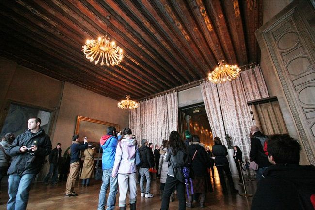 リンスのギャラリーの次は”スリークラウン”で天井からぶら下がっている３つのシャンデリアがクラウンに見えるところからきているそうです。