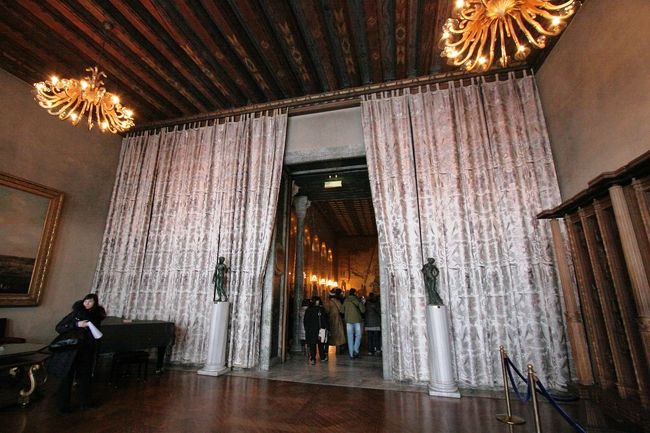 次の部屋との間にかけられているのは中国で織られた絹のプロケイドだそうです。