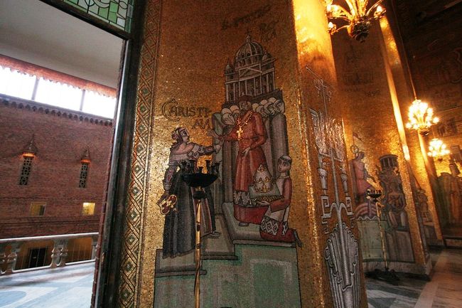 壁やこういった柱全てが１８００万個ものモザイクで描かれているそうです。