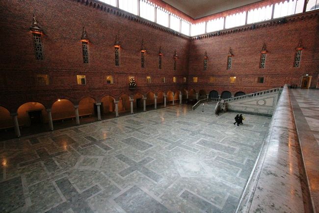 これらのゴールデンホールは初めに訪れたブルーホールの隣の上のフロアにあります。そして下のブルーホールに戻って市庁舎ツアーは終わります。所要時間は約４５分ほどのツアーでした。