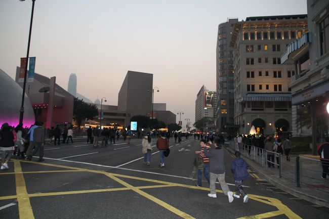 滅多に経験できないと思い写真をぱしゃぱしゃと<br />ペニンシュラの前ですね