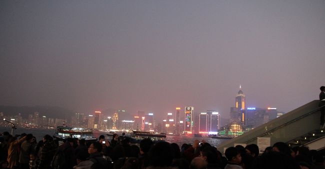 とりあえずどっかで待とうと思い、いい感じの場所を探そうと思ったらもの凄い人が,<br />（；´ω｀；）・・・<br />これはやってしまったな〜と思いながら進んでいるととりあえずいい感じの場所に二人程入れそうな隙間が。<br />どうしようか迷いましたね〜まだ良い場所があるんじゃないかと、数秒の間に色々考え、ささっとこの隙間に入り込みました。