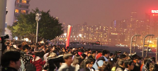 向こうの方はもの凄い人ですね〜