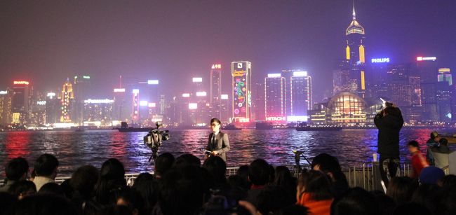 ここにもアナウンサーっぽい人が、カメラも回してるし<br />それで思いましたが、ここって結構良い場所なんじゃないのってd（´ω｀）b<br />しかもとちゅうで人が抜けたり、座っていた人が立ったりで結構移動でき最終的に良く見える場所に移動する事ができました