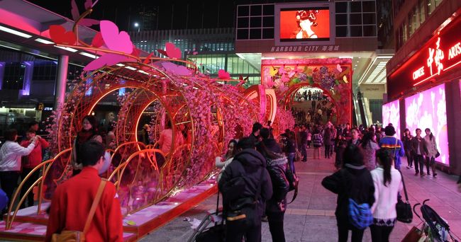 ２０１１年の旧正月仕様のハーバーシティです<br />もちろん今回もCryatal Jadeのチャーハンを食べに行きましたね〜<br />この日は閉まっていたので、次の日に