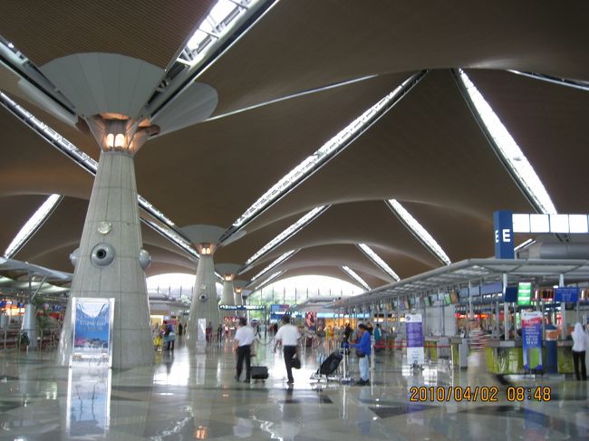 08:00 クアラルンプール国際空港(通称KLIA)着。<br />ジャカルタスカルノハッタ国際空港と比べてとてもキレイ〜。安心して<br />便座に座れる有難さ、便座もびちょびちょでない。<br /><br />レダン島行のベルジャヤ航空のフライトはスバン空港(旧クアラルン<br />プール国際空港)発。空港移動を考慮し余裕をもってフライトを予約<br />した為、時間がかなり余った。まずは空港散策。キッズスペースがあり、<br />大きな飛行機型の遊具で息子も大はしゃぎ。<br /><br />バーガーキングで朝食を摂り、コンビニで飲み物を購入。