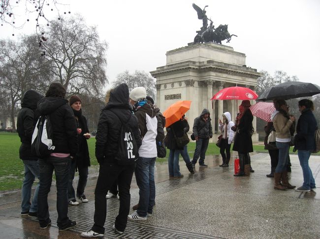 お昼からSandemansが無料で主催しているロンドン・ウォーキングツアーに参加。<br /><br />りある British Englishを体感する午後となりました。<br /><br />集合場所にぞろぞろと集まるツアー参加者達。<br />手際よいツアー会社のお姉さんの手により、英語組・スペイン語組とわけられました。<br /><br />このウォーキングツアー、ツアーの最後にチップをガイドさんに渡す形です。<br /><br />私１人だけ日本人で、その他は若い子が多かった。みんな二十歳前後かな〜。たまにガイドのお姉さんが話しかけてくれたりと楽しかった〜。