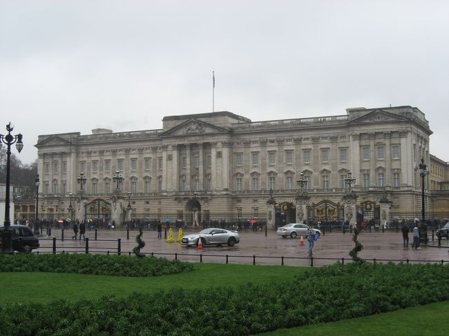 まずはバッキンガム宮殿へ