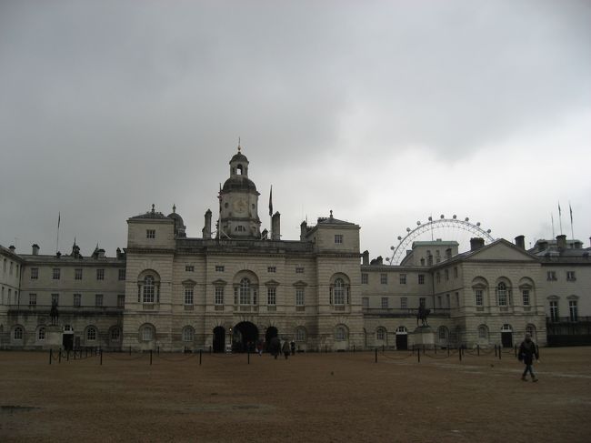 そしてここはホース・ガース<br /><br />私達が訪れたときは馬も人もいなかった。笑。<br /><br />遠くにロンドン・アイが。