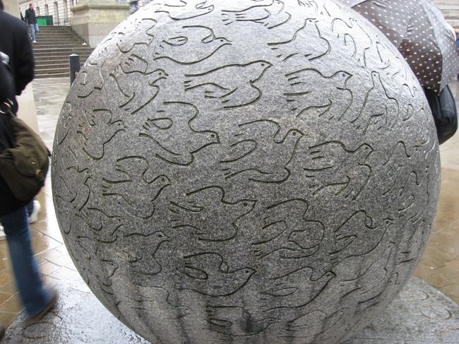 ウォーキング中見つけた石。<br /><br />鳥がしあわせを呼ぶ鳥のように見える。