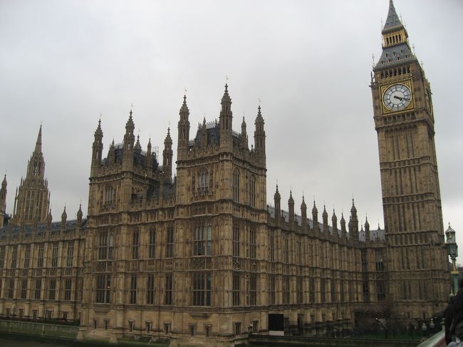 ビッグ・ベン<br /><br />ビッグ・ベンを見たとき、その圧倒的な存在感と芸術的な美しさを兼ね備えた建築に背中が一瞬ゾゾゾってしたことを思い出した。<br /><br />こんな感覚もしかしたら初めてかもしれない。<br /><br />それほどまでにビッグ・ベンは素晴らしかった。<br /><br />晴れていたらもっと美しかったであろうビッグ･ベン。<br /><br />もしもう一度英国へ訪れることがあればこの建築だけはもう１度見に訪れたい。