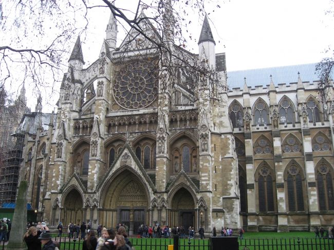 ウェストミンスター寺院<br /><br />この角度からはあんまりﾋﾟﾝ！とこないかもしれませんが、「王室の教会」ことウェストミンスター寺院は国内の祭事や特別な式典の舞台に使われていて、よくテレビで目にすることがある。<br /><br />ここ最近で有名なのは、悲しいけれど故ダイアナ妃の葬儀の時に・・・