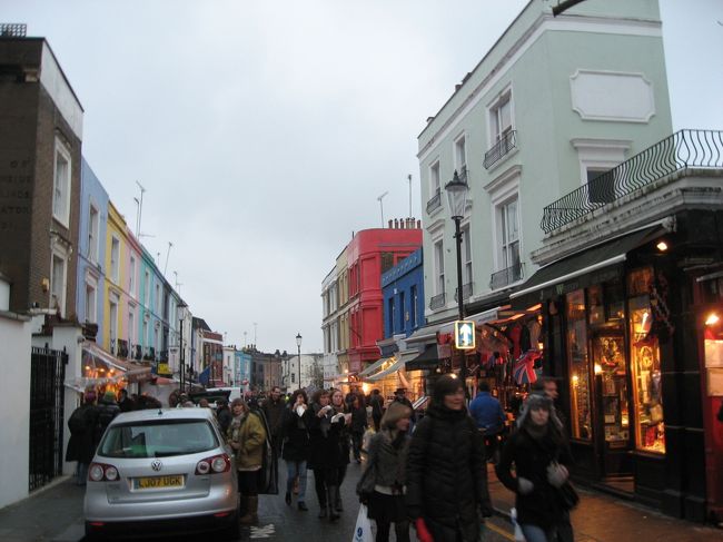 その後は、胃もたれがひどくて本当は休憩したいのに、ロンドンの滞在時間は短いからと・・・<br />身体にムチ打って、ポート・ベロー・マーケットへ。<br /><br />ロンドン最大のアンティークマーケットです。